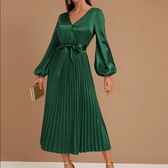 Green satin dress - Picture 2 of 11